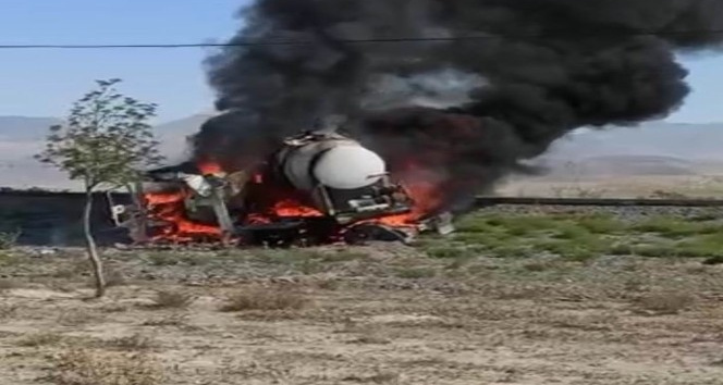 Tekeri kilitlenen tanker alev topuna döndü, sürücü son anda kurtuldu