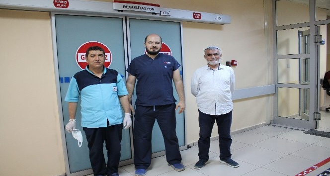 6’ncı kattan düşen çocuğu hayata bağlamıştı, dededen doktora teşekkür ziyareti