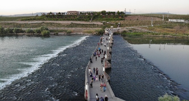800 yıllık tarihi Murat Köprüsü binlerce turiste ev sahipliği yapıyor