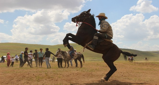 Terörden arındırılan 2200 rakımlı yaylada at yarışı heyecanı