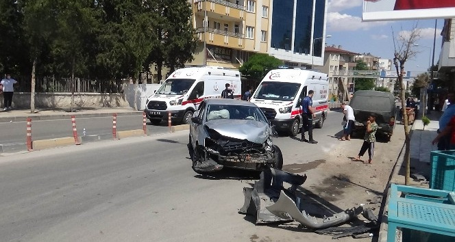 Otomobil park halindeki minibüse çarptı: 3 yaralı