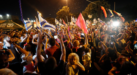 İsrailde binlerce kişi Netanyahunun gidişini kutladı