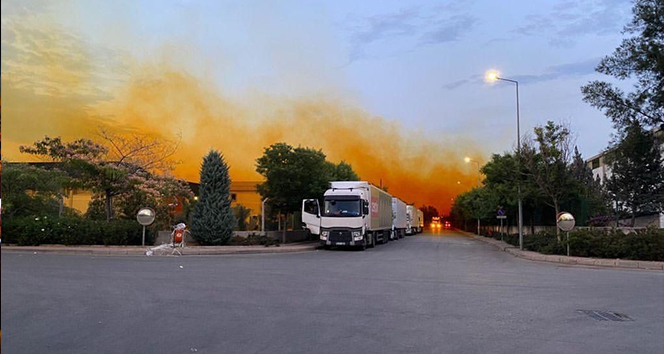 Kimyasal madde tankından sızan asit gökyüzünü turuncuya boyadı