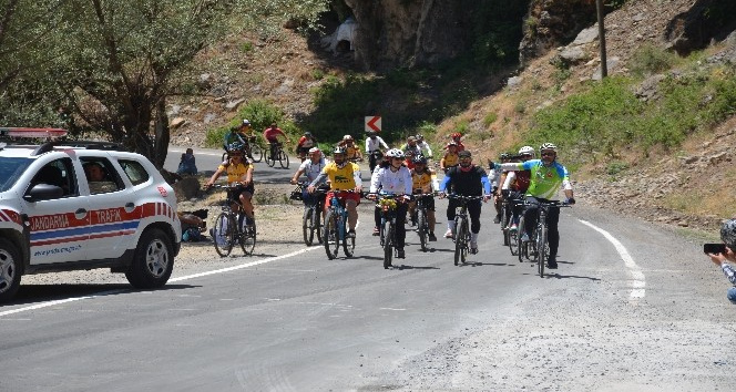 Türkiye’nin dört bir tarafından Şırnak’a gelen sporcular, huzurun sağlandığı dağlarda bisiklet sürdü