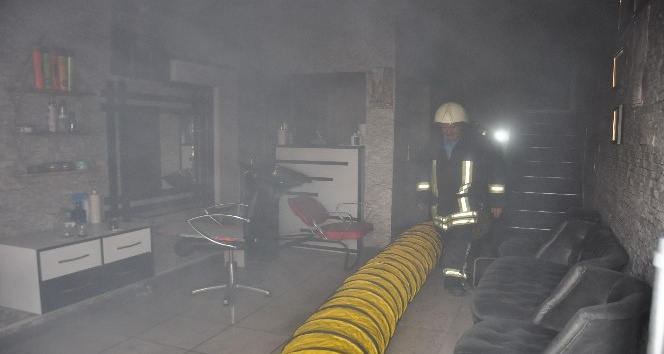 Karaman’da bir iş yerinin bodrum katında çıkan yangın korkuttu