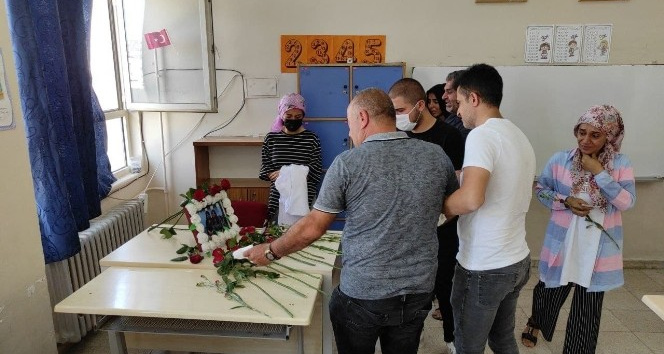 Mardin’deki kazada hayatını kaybeden öğretmenler için okullarında anma programı düzenlendi