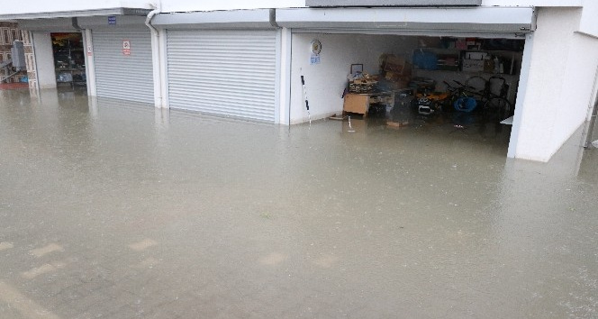 Şiddetli yağmur garaj ve depoları göle çevirdi