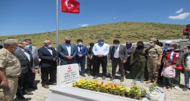 Bingöl’de depremde şehit olan korucu kabri başında anıldı