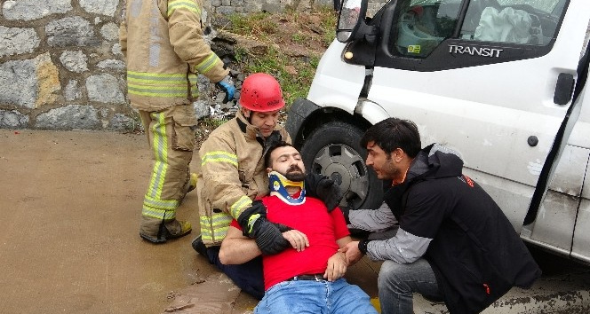 Trafik kazasında itfaiye erinden ilk yardım müdahalesi