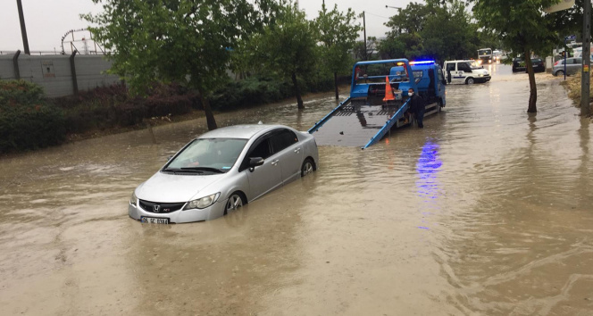 Ankarada sağanak, sele neden oldu