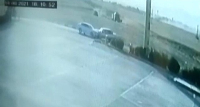 Mardin’de otomobillerin kafa kafaya çarpışma anı güvenlik kamerasında