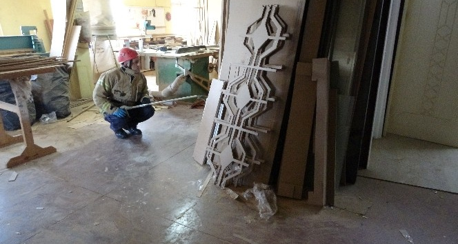 (Özel) Pendik’te atölyeye giren yılanı bulmak için ateş yaktılar