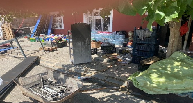 Bakkalda çıkan yangın tüm ürünleri kül etti