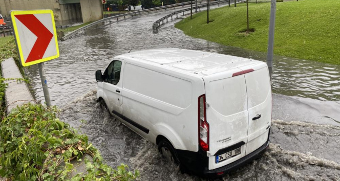 İstanbulda aniden bastıran yağmurda Topkapı Varyant altı sular altında kaldı