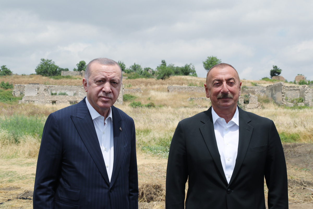 Cumhurbaşkanı Erdoğan, Fuzuli’de Aliyev tarafından karşılandı