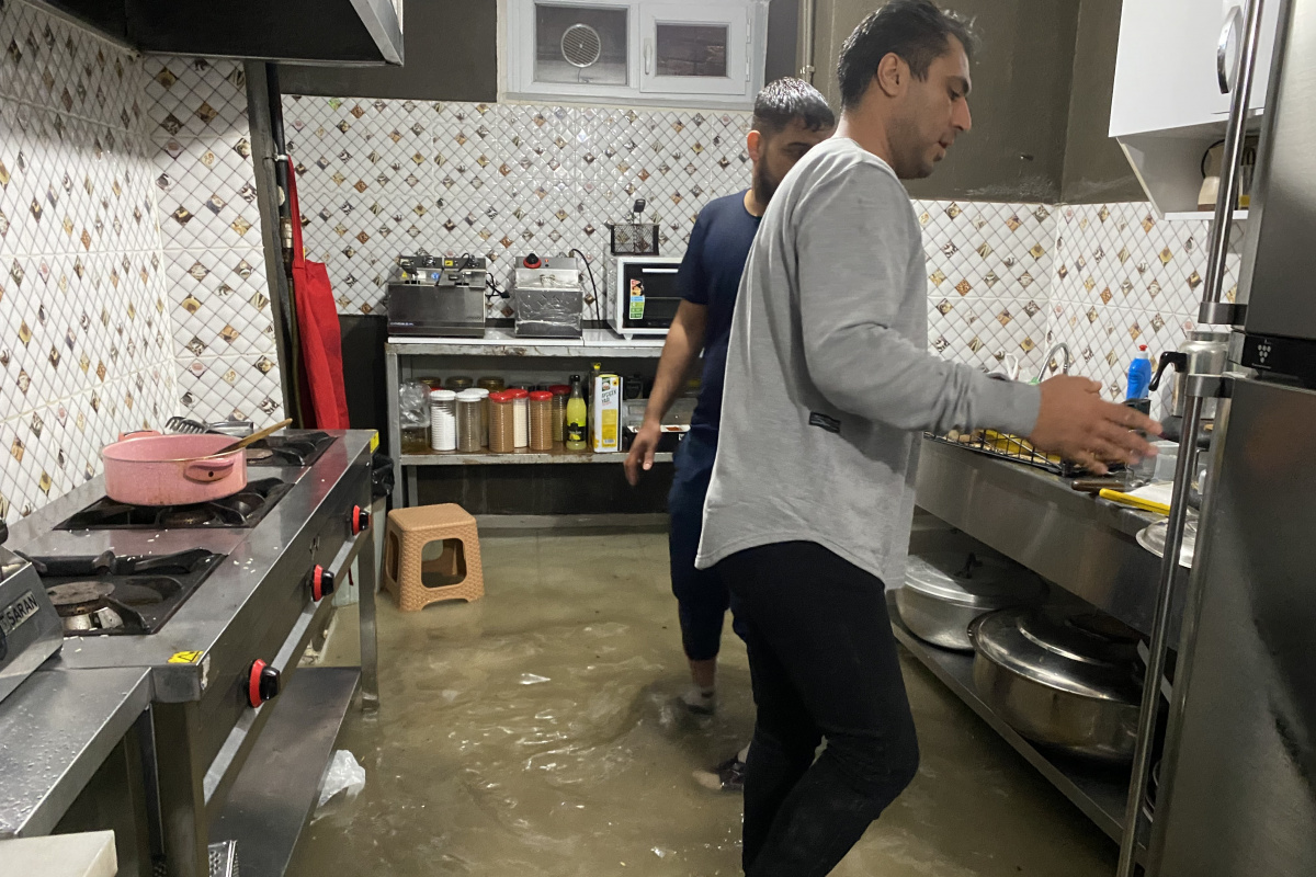 Esenyurt’ta yağış sonrası bir restoran mutfağını su bastı