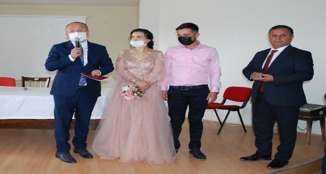 Vali Atik, genç çiftin nikah şahidi isteğini geri çevirmedi