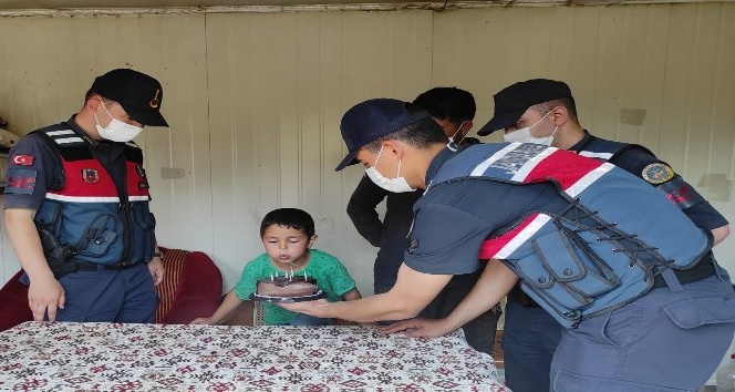 Jandarmadan çocuklara doğum günü sürprizi, mum üfleyip pasta kestiler