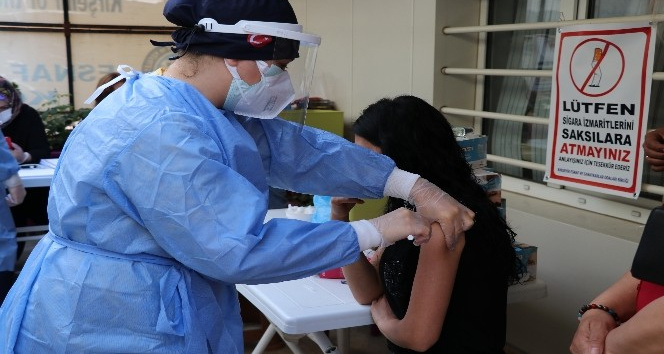 Aşı yaptıran esnafa kolonya ve maske hediye edildi