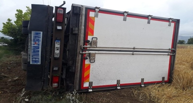 Burdur’da kamyon şarampole yuvarlandı: 2 yaralı
