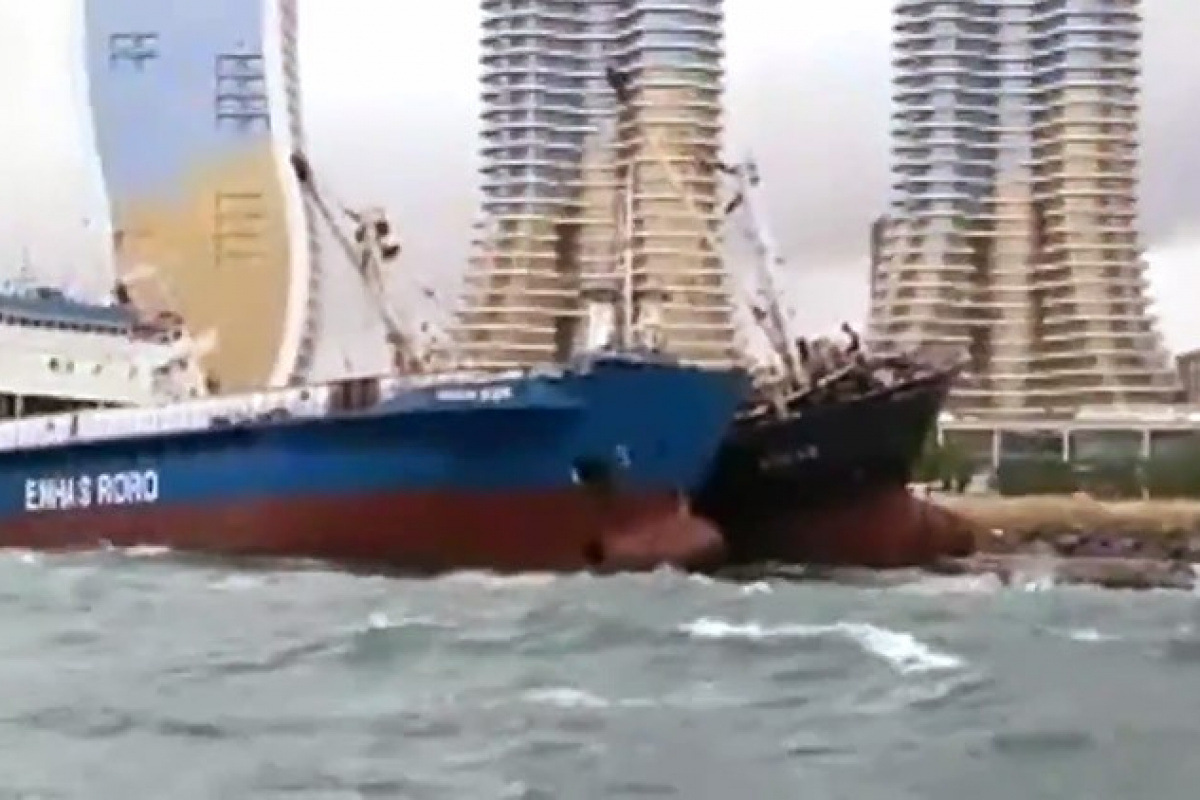 Kartal Sahili’nde halatı kopan gemi başka bir gemiye yaslandı