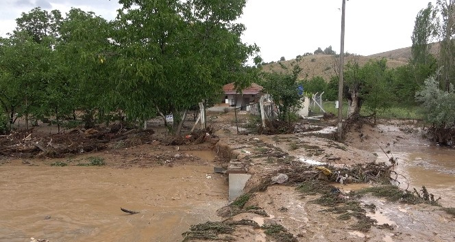 Kırıkkale’de sağanak dereleri taşırdı, baskınlara yol açtı