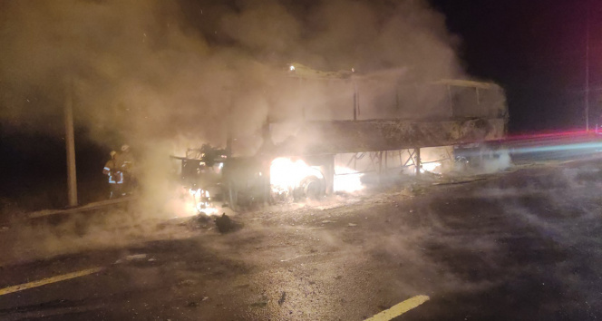 Lastiği patlayan otobüs alev alev yandı, facianın eşiğinden dönüldü