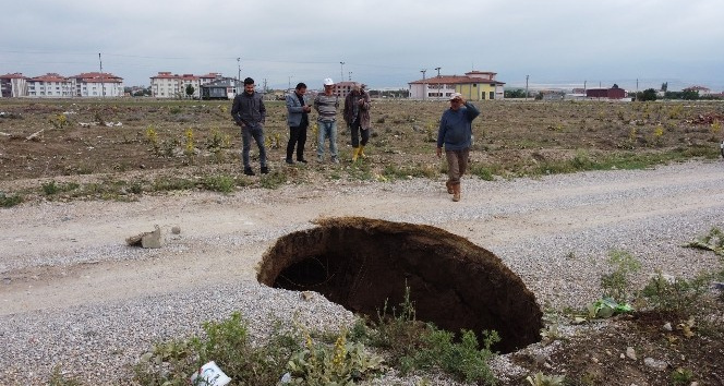 Yol ortasında oluşan 2,5 metre yarı çapındaki göçük korkuttu