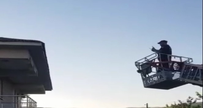 Bingöl’de çatıda ipe dolanan kırlangıcı itfaiye ekipleri kurtardı