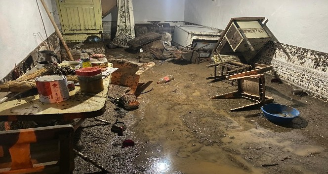 Afyonkarahisar’da 3 ev sular altında kaldı