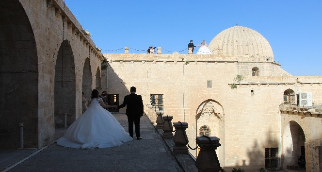 Gelin ve damatların dış mekan çekim tercihi Zinciriye Medresesi oldu: Yurt dışından gelenler bile var