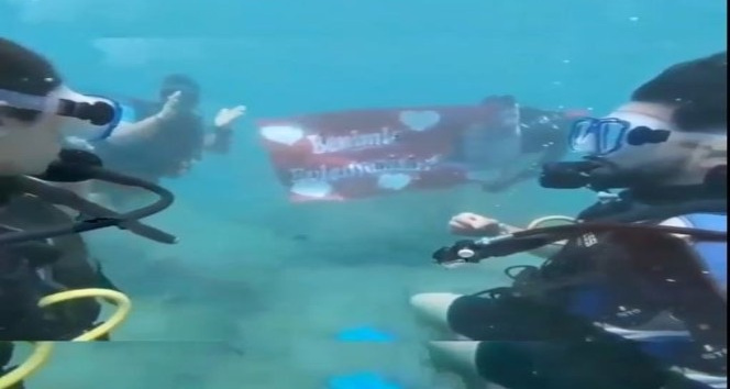 Antalya’da su altında romantik evlilik teklifi