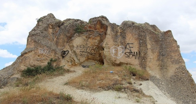 Kapadokya’da peribacalarına çirkin saldırı