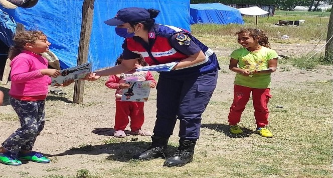 Jandarma hem kadınları bilgilendirdi, hem çocukları sevindirdi