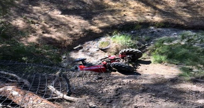 Traktör dereye uçtu: 1 yaralı