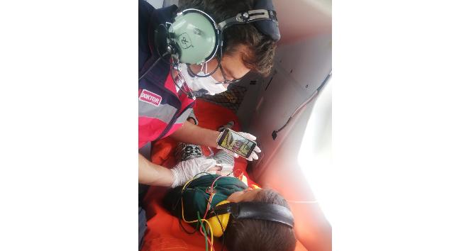 Ambulans helikopterdeki çocuk hastaya iyi hissetmesi için çizgi film izlettirildi