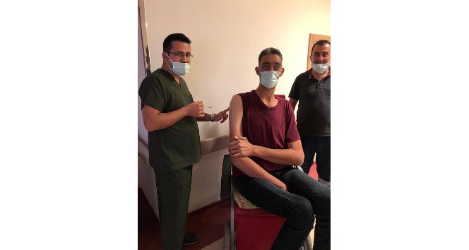 Dünyanın en uzun boylu adamı korona virüs aşısı oldu