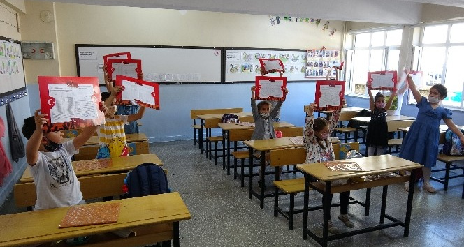 Tokat’ta öğrencilerin karne heyecanı