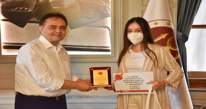 Başkan Şahin’den Türkiye 3’üncüsü olan öğrenciye hediye çeki