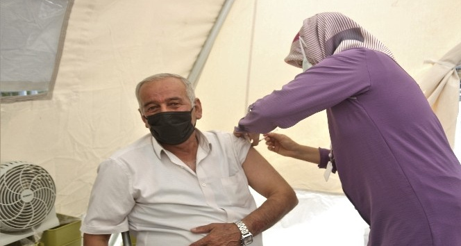 Van’da kurulan stantlarda 240 bin kişi aşı oldu