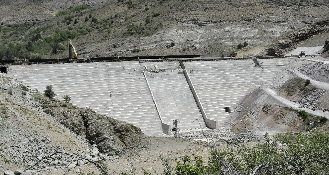 Gümüşhane’ye içme suyu sağlayacak olan Bahçecik Barajı’nın gövde yüksekliği yüzde 75’e ulaştı