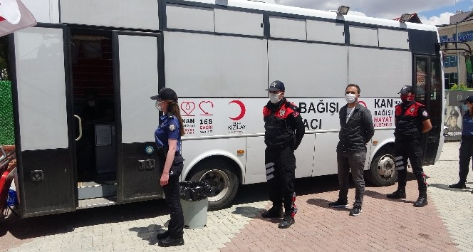 Uşak polisi, Kızılay’a kan bağışında bulundu