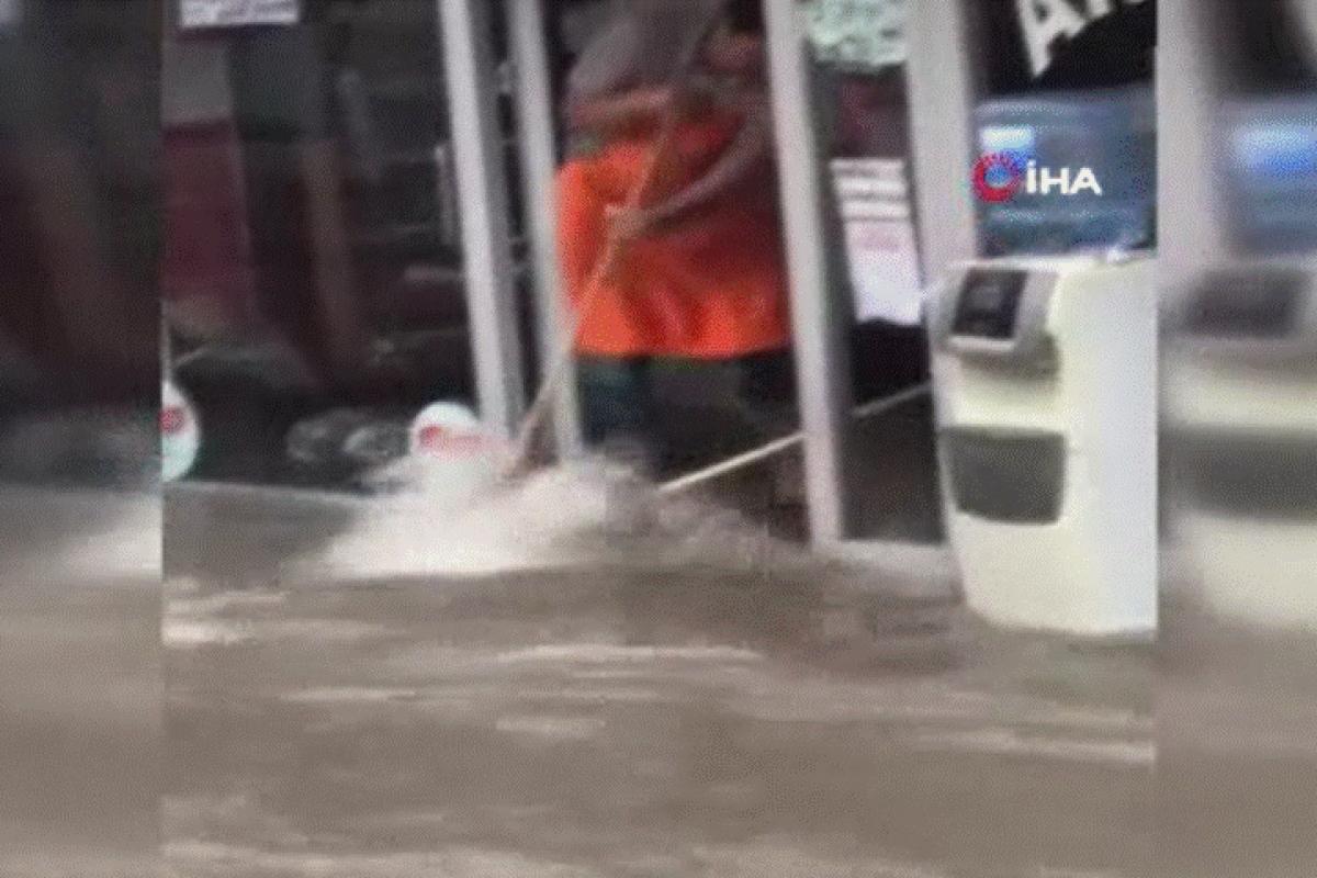 Eyüpsultan&#039;da sokaklar göle döndü: Bazı iş yerlerini su bastı