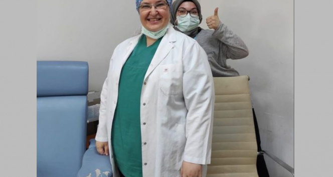 Bakan Koca, 40 milyonuncu aşıyı yapan doktoru paylaştı