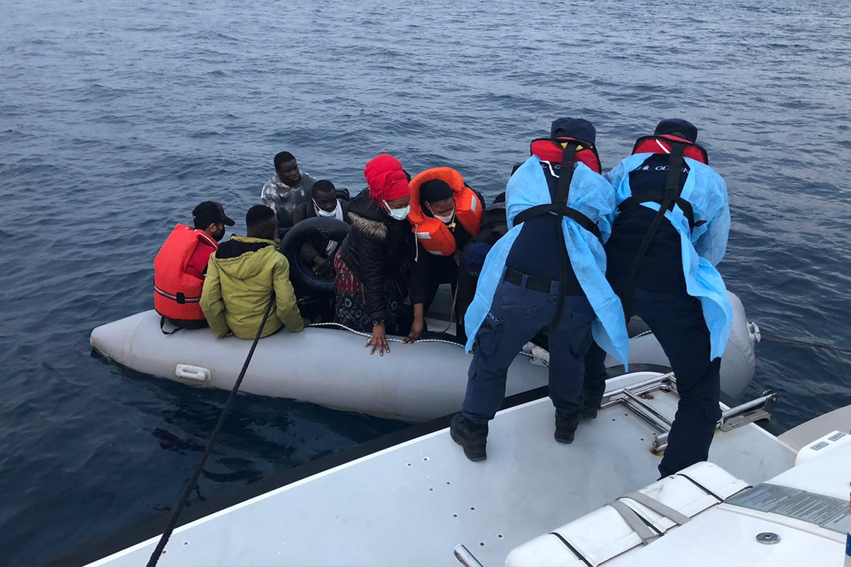 İzmir’de Sahil Güvenlik’ten kaçak göçmen operasyonları