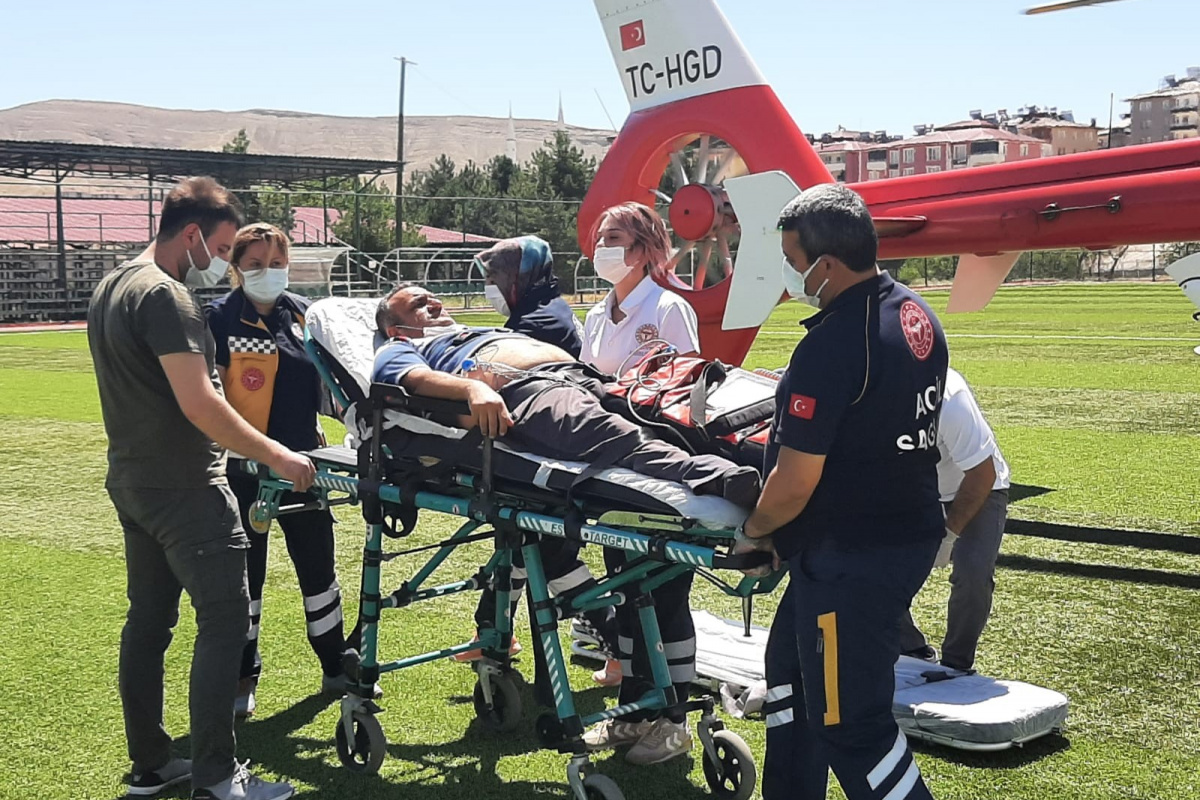 Sağlık personelinin imdadına ambulans helikopter yetişti