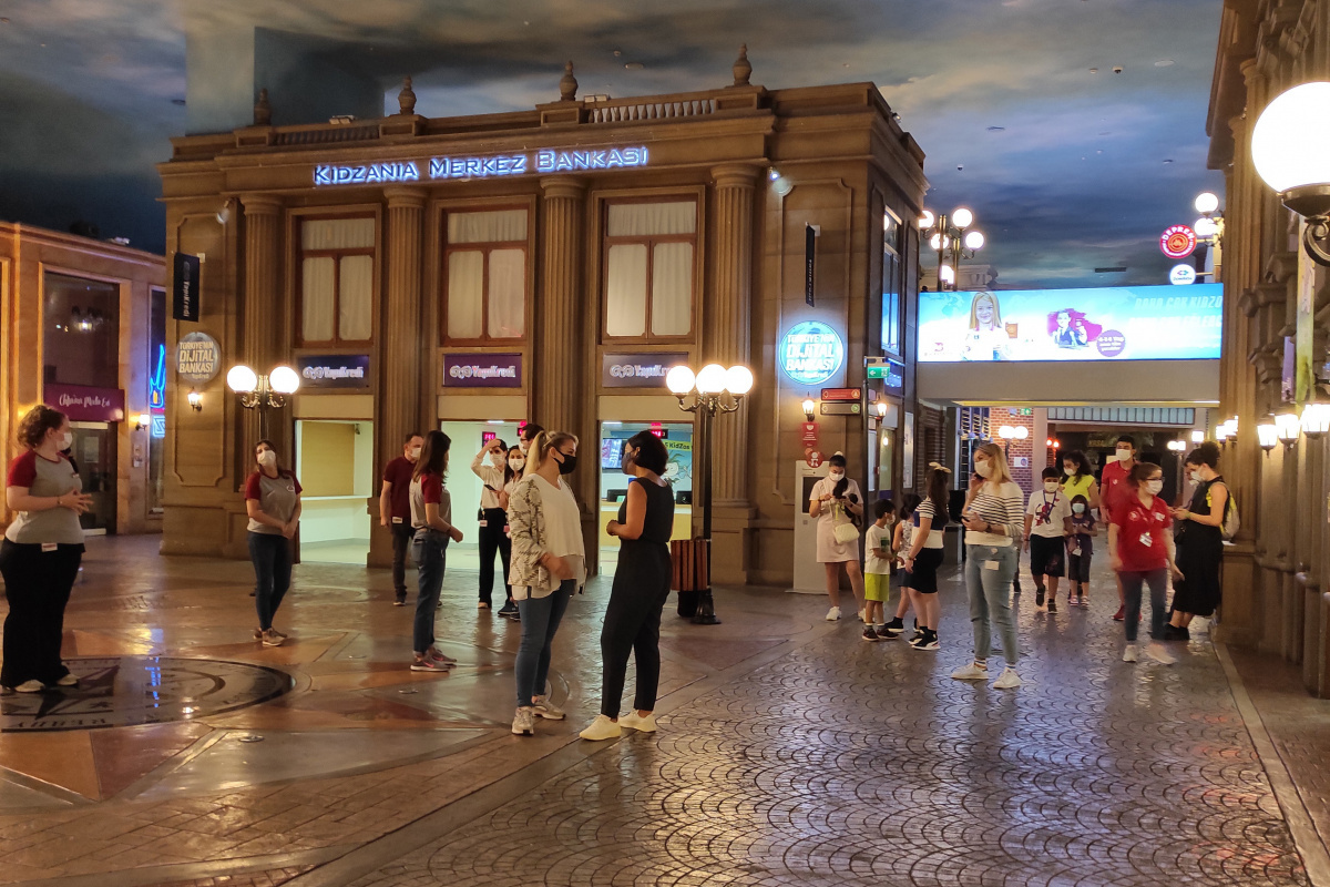 Çocuklar yaz tatiline karne partisiyle başladı