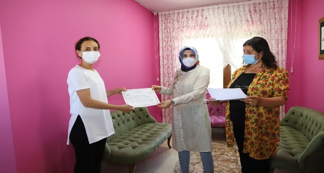 Mardin’de kadın kursiyerler sertifikalarını aldı