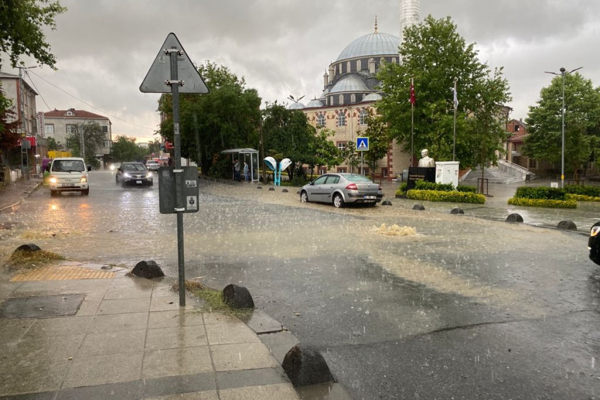 Arnavutköy’de etkili olan yağmur inşaat alanını göle çevirdi