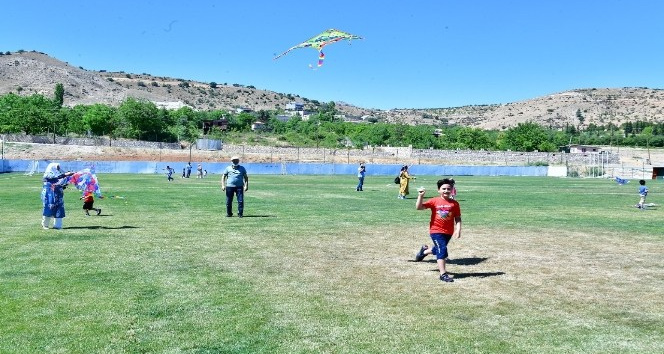 Yeşilyurt’ta babalar gününe özel uçurtma şenliği